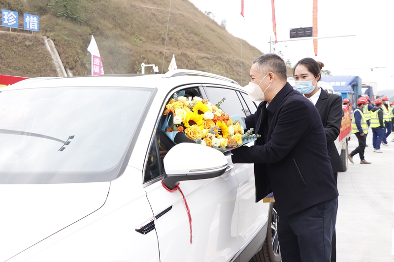 廣西新發(fā)展交通集團黨委書記、董事長陳開群為第一輛通車車輛送上鮮花.JPG